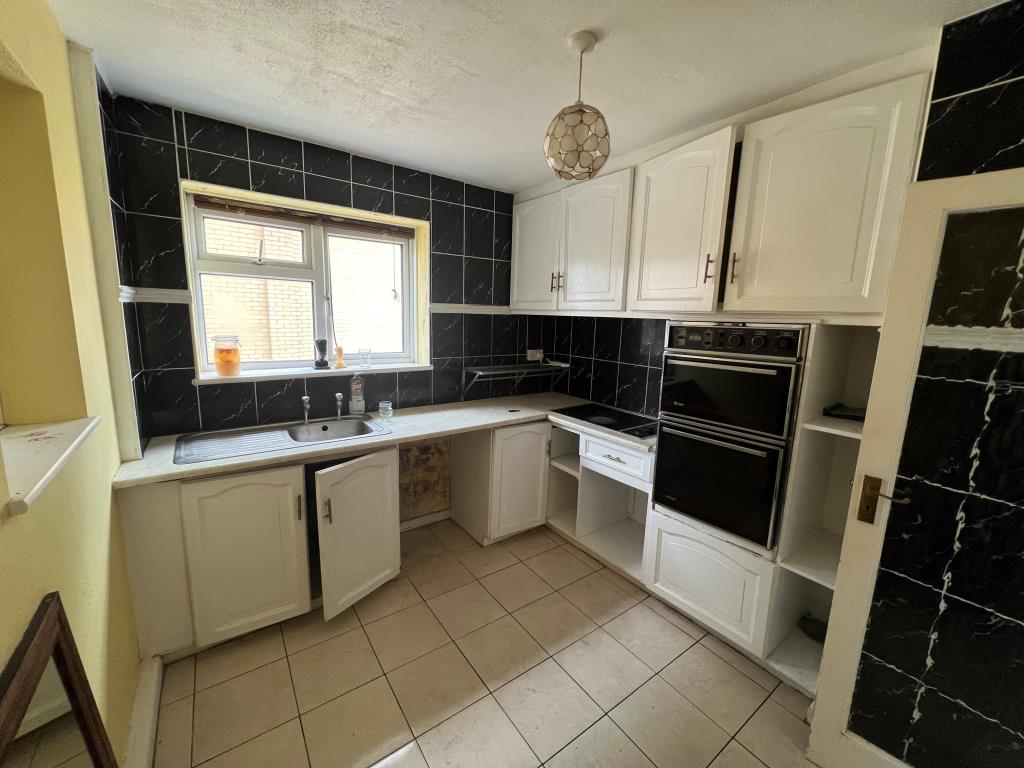 Lot: 24 - THREE-BEDROOM FLAT FOR IMPROVEMENT CLOSE TO THE SEA - Kitchen